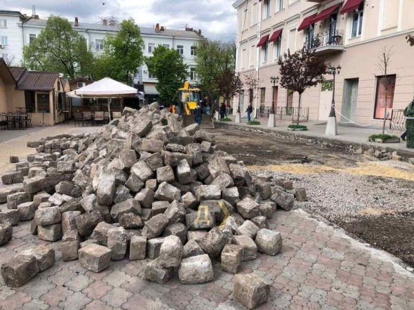 В переулке в самом центре Одессы обещают восстановить брусчатку. Видео