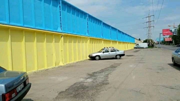 Забор одесской тюрьмы покрасили в цвета флага Украины (фотофакт)