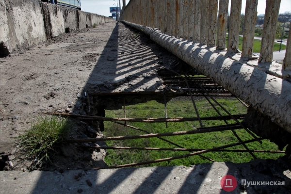 В Одессе подумывают отремонтировать опасный для пешеходов путепровод: как он выглядит сейчас. Фото