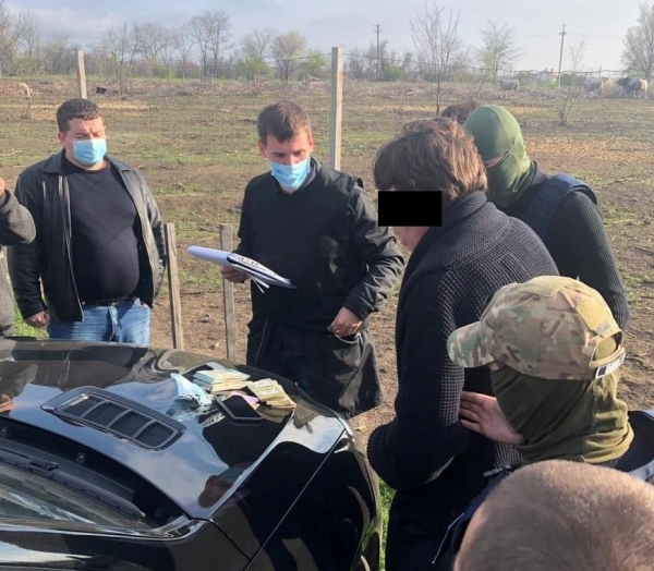 В Одессе на взятке в 40 тысяч долларов задержали начальника филиала «Военторгсервиса»