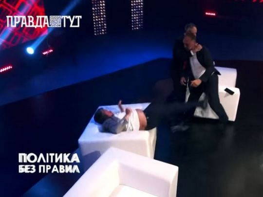 «Бидло зелене»: екс-нардеп Барна влаштував бійку зі «слугою» у прямому ефірі