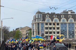 Годовщина трагедии: в центре Одессы прошел Марш защитников города