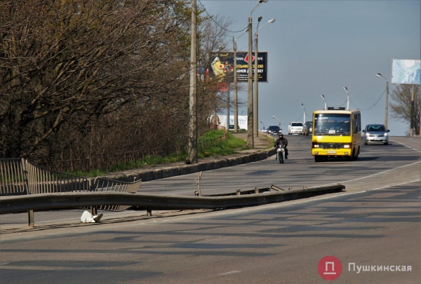 В Одессе подумывают отремонтировать опасный для пешеходов путепровод: как он выглядит сейчас. Фото