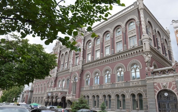 НБУ впервые за два месяца продал валюту