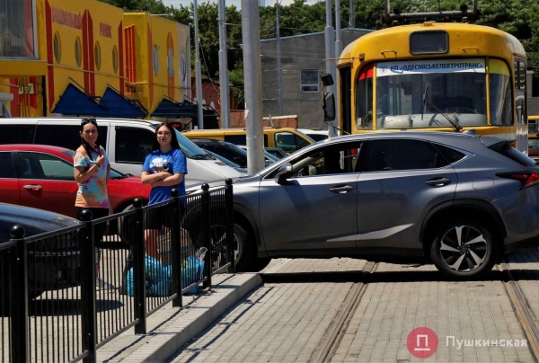 Сами платят, сами ломают: мэр Одессы намерен обуздать «парковочный халоймес» в Новощепном ряду