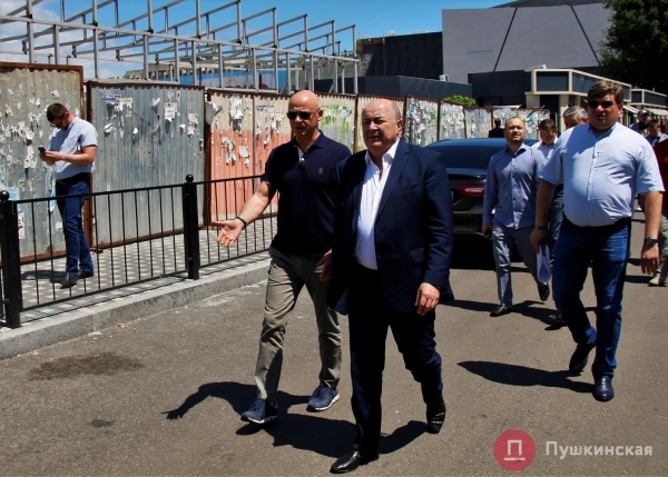 Сами платят, сами ломают: мэр Одессы намерен обуздать «парковочный халоймес» в Новощепном ряду