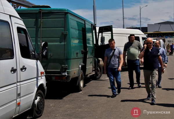 Сами платят, сами ломают: мэр Одессы намерен обуздать «парковочный халоймес» в Новощепном ряду