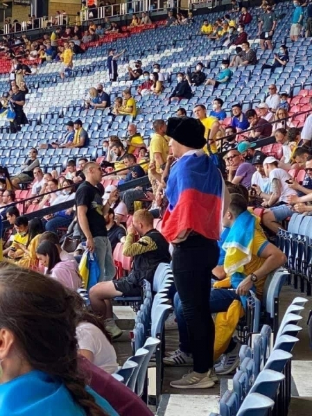 Порвали майку: «сміливець» заявився на матч Україна на Євро-2020 в футболці збірної Росії і з прапором РФ