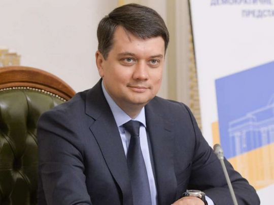 Разумков заявив, що у відставку не збирається і чутки про неї не розпускає