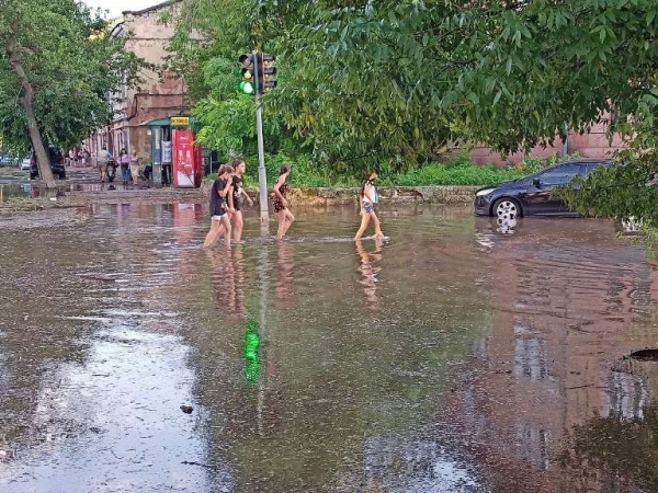 Вечер после бури: на Пересыпи всё ещё мокро, хотя пройти и проехать уже можно