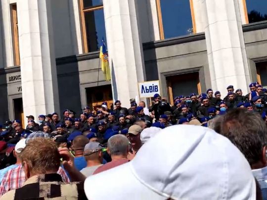 Ветерани МВС намагаються штурмувати Раду: відео протесту в центрі Києва