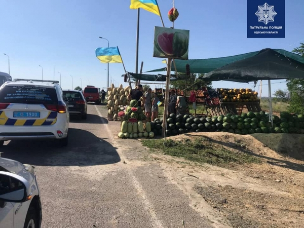 Полиция прогоняет торговцев арбузами от обочин дорог 