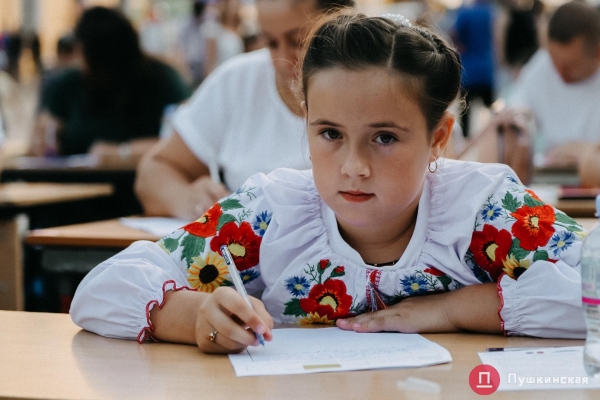 Как на площади у Дюка одесситы писали диктант по украинскому языку. Фото