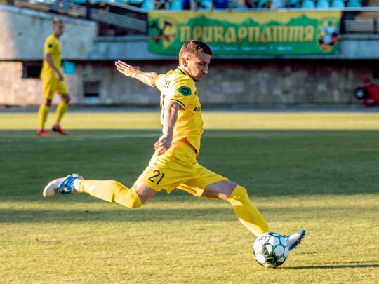 Український футболіст із першої ліги забив приголомшливий «сліпий» гол: відео шедевра