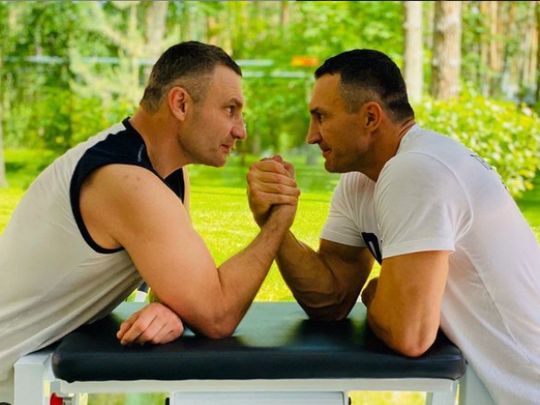 «Не можу дочекатися чемпіонської битви»: прогнози Віталія та Володимира Кличків на бій Джошуа — Усик