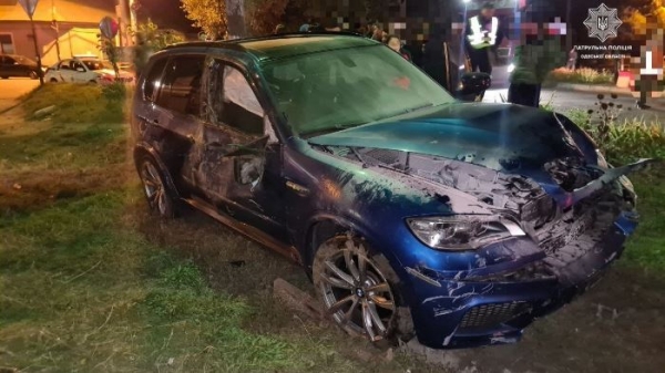 В Одессе BMW врезался в шлагбаум и перевернулся