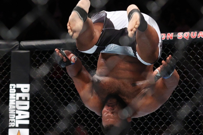 120-кілограмовий товстун виграв бій у UFC після ефектної «вертушки»: відео нокауту