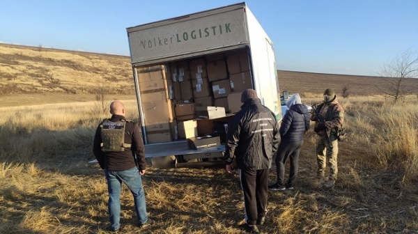 На севере Одесской области поймали контрабандиста с одеждой и очками