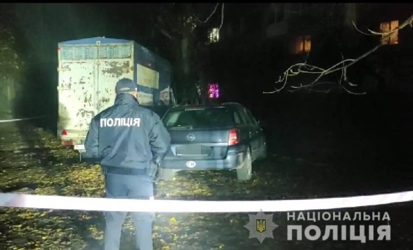 На Адмиральском проспекте автомобиль сбил двух пешеходов: погибла 15-летняя девочка, водитель скрылся. Обновлено