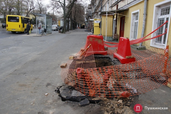 На Пастера прорвало газовую трубу: движение частично перекрыли. Фото