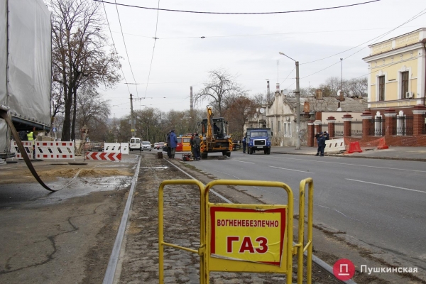 На Пастера прорвало газовую трубу: движение частично перекрыли. Фото
