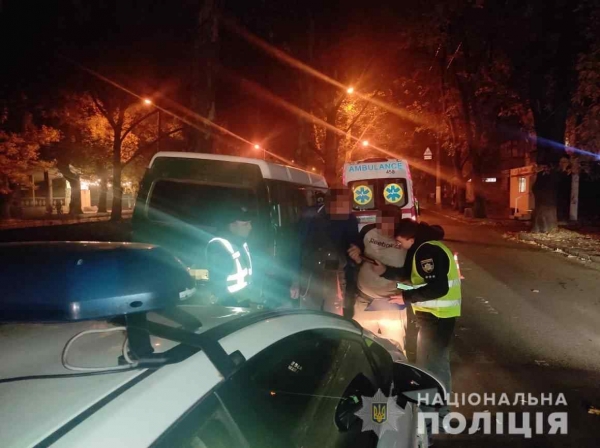 На Адмиральском проспекте автомобиль сбил двух пешеходов: погибла 15-летняя девочка, водитель скрылся. Обновлено