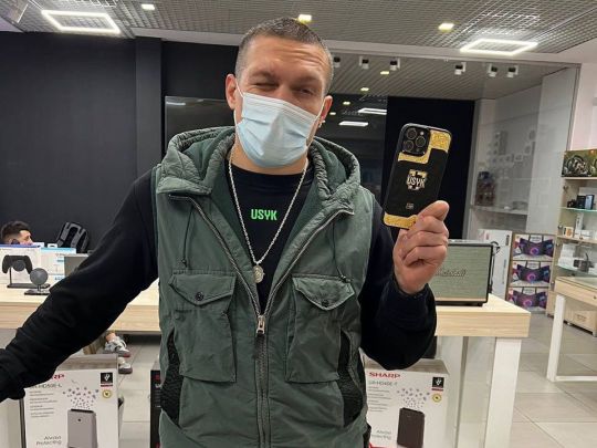 «Такий лише в мене та…»: Усик похвалився ексклюзивним аксесуаром