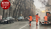 
В Киеве обледеневшие деревья массово падают на машины, одно рухнуло прямо на рынке – фото
