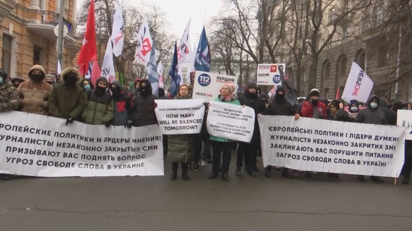 
"Сегодня закрыты 5 каналов. Сколько завтра?" Сотни журналистов закрытых медиа провели митинг под ОП с призывом прекратить цензуру в Украине

