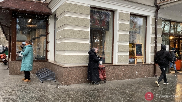 Второй пробник зимы: в центре Одессы опять сыпал снег, но недолго. Фото и видео