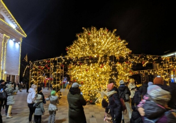 Рухнувшую в Мариуполе елку делали в Одессе