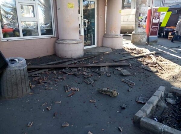 Возле Нового базара рухнул карниз &mdash; чудом никого не убило 