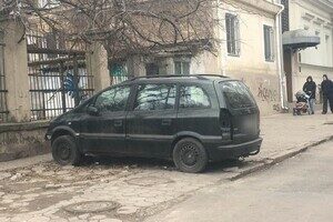 Недоучились: свежая фотоподборка плохой парковки в Одессе