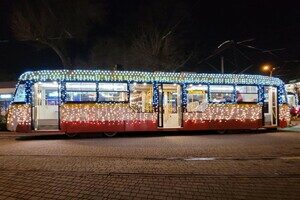 Сотни огней и колядки: как прошел парад рождественского транспорта в Одессе