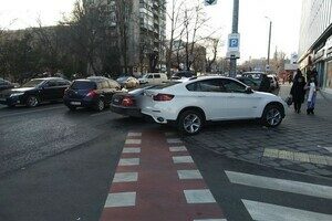 Недоучились: свежая фотоподборка плохой парковки в Одессе