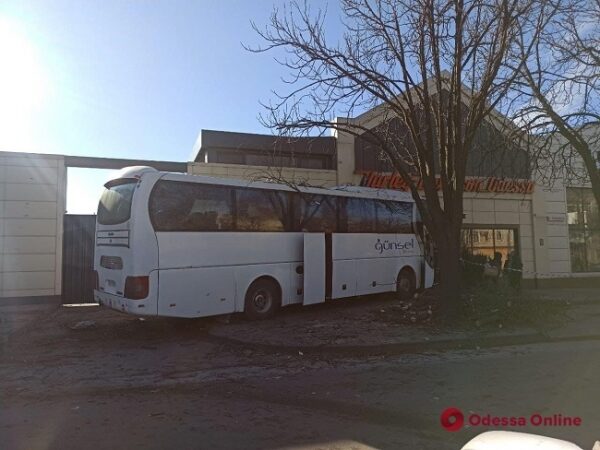 У водителя автобуса, врезавшегося в здание на Молдаванке, случился инсульт У водителя автобуса, врезавшегося в здание на Молдаванке, случился инсульт