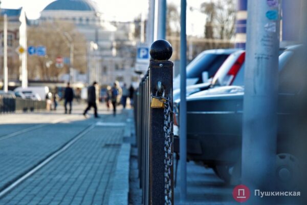 Спустя 20 месяцев Новощепной ряд снова можно проехать насквозь, но с парковкой &mdash; проблемы. Фото