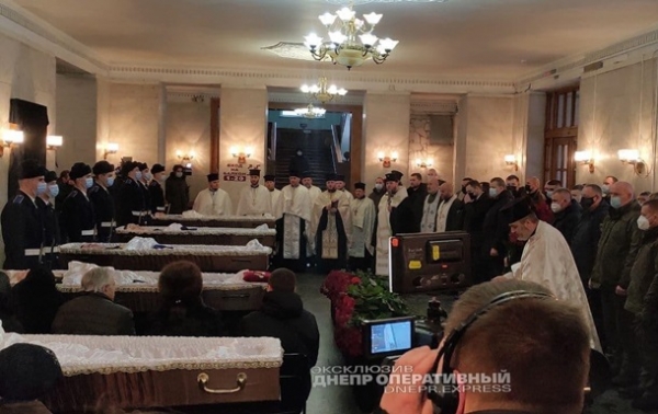 В Днепре хоронят расстреляных нацгвардейцем