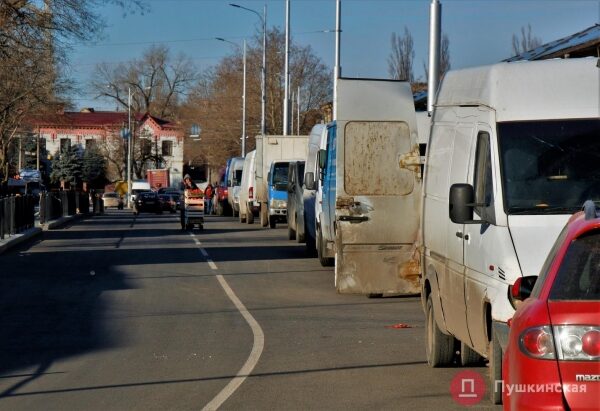Спустя 20 месяцев Новощепной ряд снова можно проехать насквозь, но с парковкой &mdash; проблемы. Фото