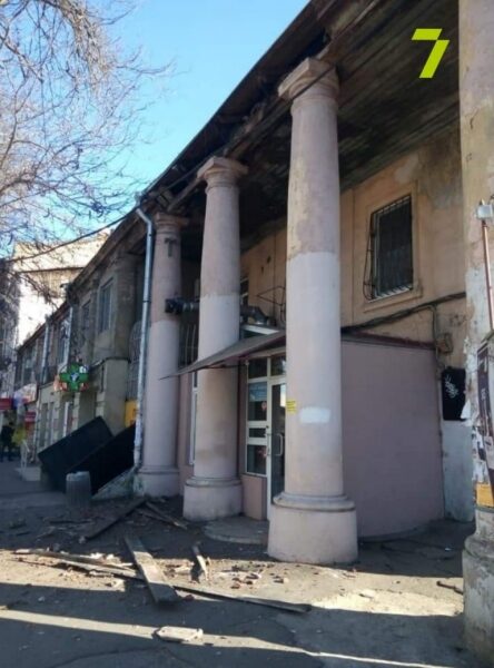 Возле Нового базара рухнул карниз &mdash; чудом никого не убило 