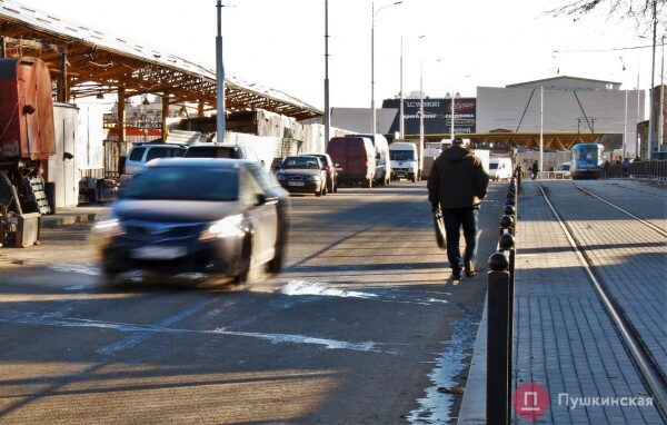 Спустя 20 месяцев Новощепной ряд снова можно проехать насквозь, но с парковкой &mdash; проблемы. Фото
