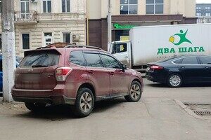 Недоучились: свежая фотоподборка плохой парковки в Одессе