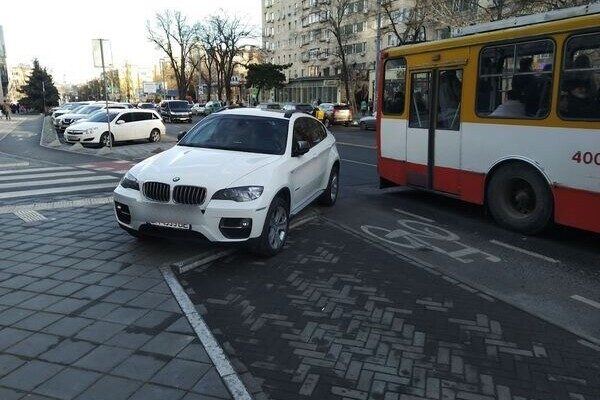 Недоучились: свежая фотоподборка плохой парковки в Одессе