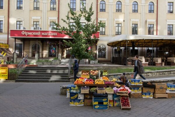 
"Бабушки" на рынках продают овощей и фруктов на 35 млрд грн в год, &ndash; эксперт
