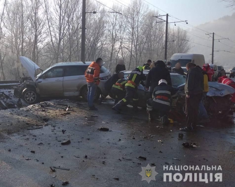 Четверо дітей травмовано у великій ДТП на Закарпатті: поліція розповіла подробиці