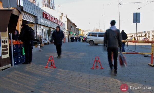 Спустя 20 месяцев Новощепной ряд снова можно проехать насквозь, но с парковкой &mdash; проблемы. Фото