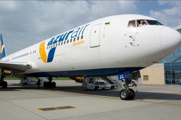 
В Борисполе застряли полтысячи туристов: самолет Azur Air покрылся льдом
