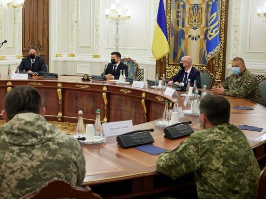 Список професій суттєво скоротять: Зеленський відповів на петицію про військовий облік жінок