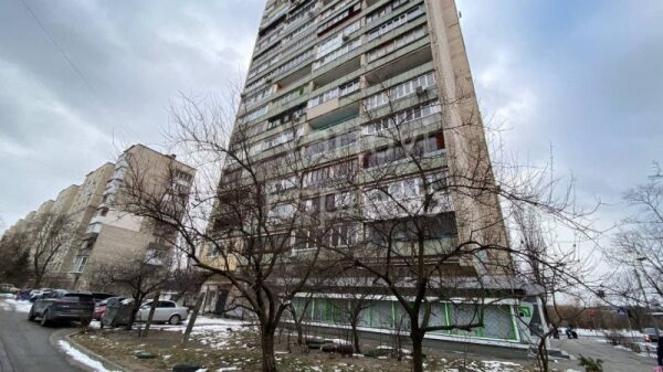 В Киеве из окна многоэтажки выпал полуторагодовалый ребенок В Киеве из окна многоэтажки выпал полуторагодовалый ребенок