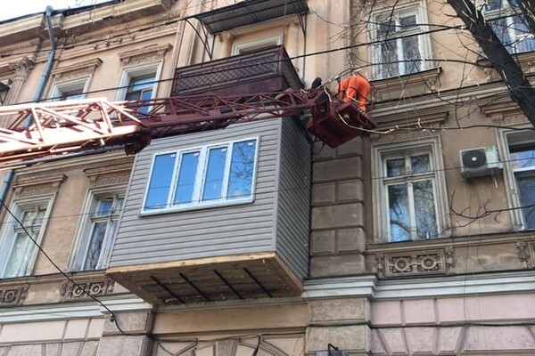 В Одессе убрали вагонку с балкона, который уродовал памятник архитектуры